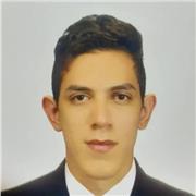 Profesior de marketing y emprendimiento imparte clases para jóvenes que están en la última etapa escolar